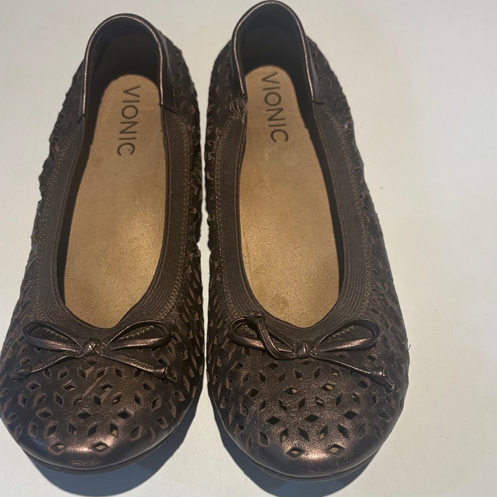 Vionic Women's Chocolate Brown Cutout Flats